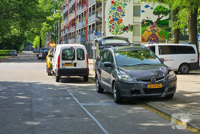 Busje zwaar beschadigd na botsing op kruising
