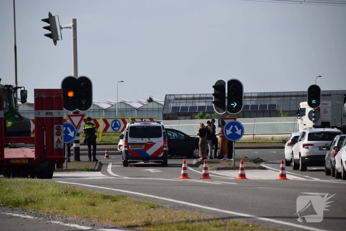 Auto's beschadigd na botsing op rotonde