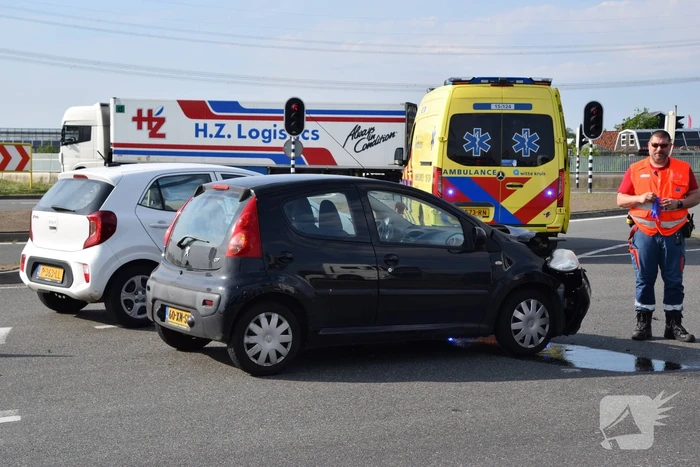 Auto's beschadigd na botsing op rotonde