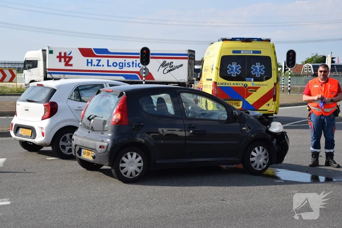 Auto's beschadigd na botsing op rotonde