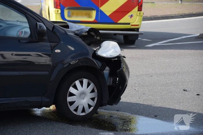Auto's beschadigd na botsing op rotonde