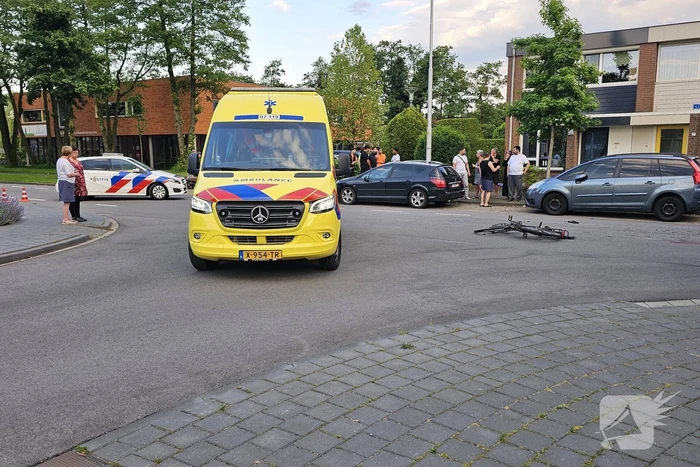 Fietser geschept door lijnbus op kruising
