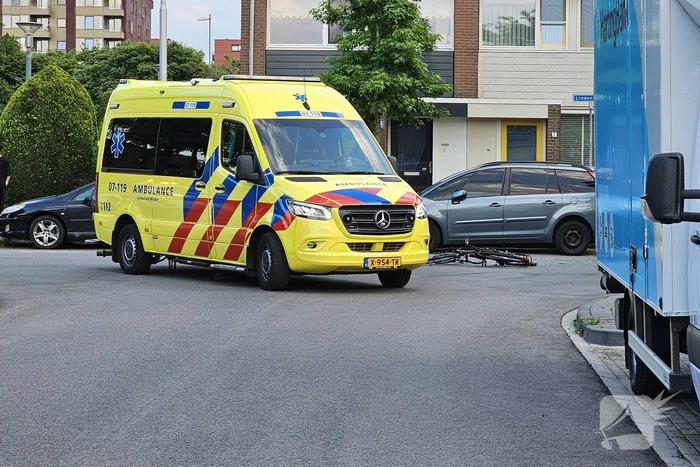 Fietser geschept door lijnbus op kruising