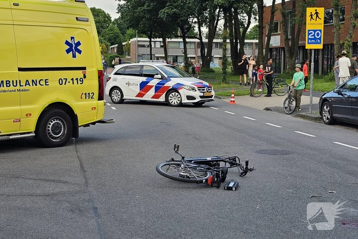 Fietser geschept door lijnbus op kruising