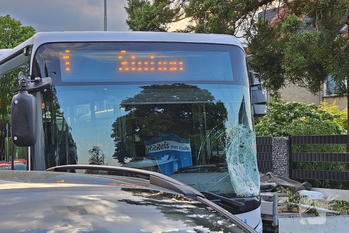 Fietser geschept door lijnbus op kruising