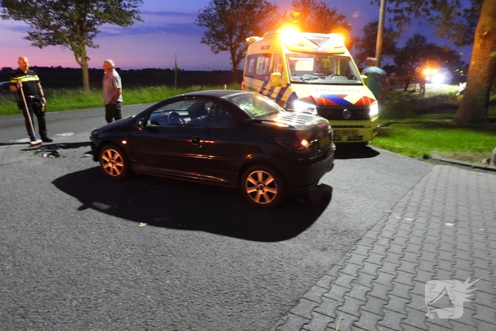 Auto belandt in sloot na frontale botsing