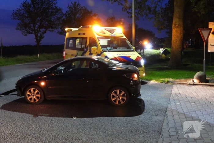 Auto belandt in sloot na frontale botsing