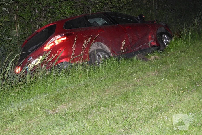 Auto belandt in sloot na frontale botsing