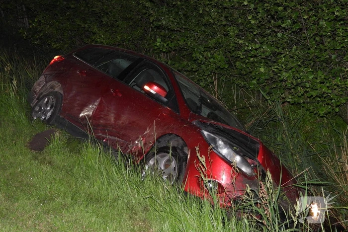 Auto belandt in sloot na frontale botsing
