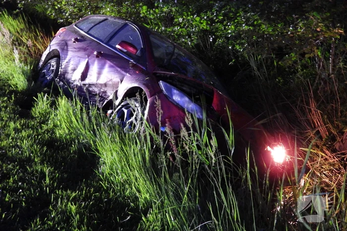Auto belandt in sloot na frontale botsing