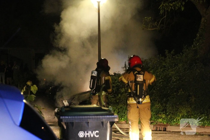 Auto volledig verwoest door felle brand