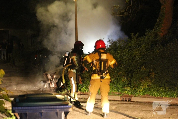 Auto volledig verwoest door felle brand