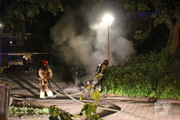 Auto volledig verwoest door felle brand
