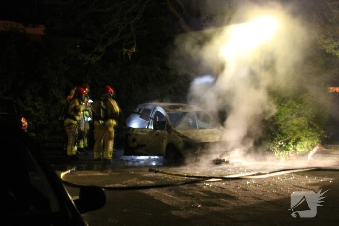 Auto volledig verwoest door felle brand