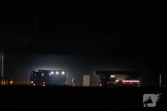 Brandweer staat voor gesloten hek bij brand