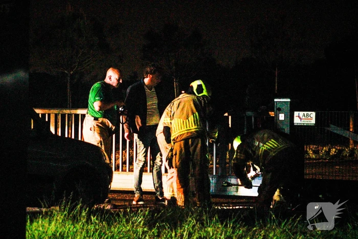 Brandweer staat voor gesloten hek bij brand