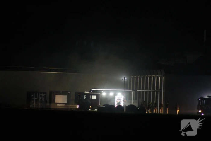 Brandweer staat voor gesloten hek bij brand