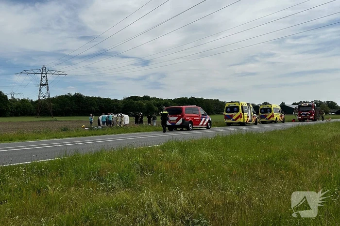 Traumateam ingezet voor bestelbus op zijn kant