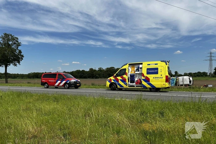 Traumateam ingezet voor bestelbus op zijn kant