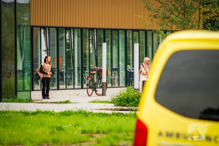 Meerdere mensen onwel in schoolgebouw hulpdiensten ingezet