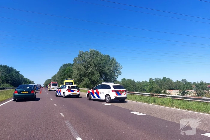 Personenauto en bestelbus klappen op elkaar