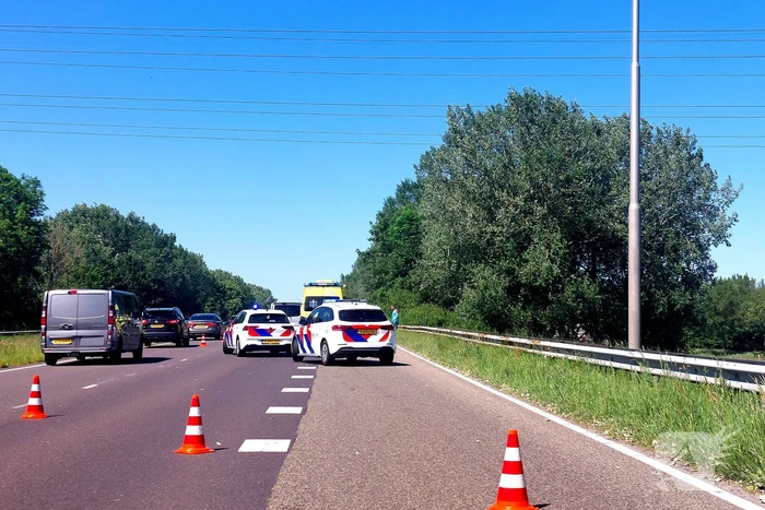 Personenauto en bestelbus klappen op elkaar