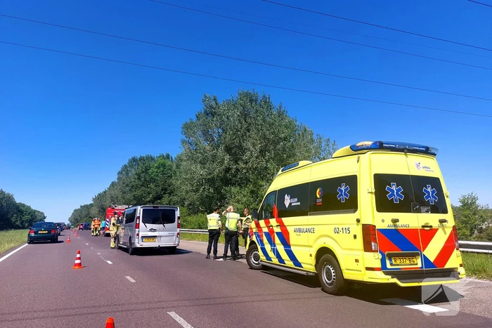 Personenauto en bestelbus klappen op elkaar