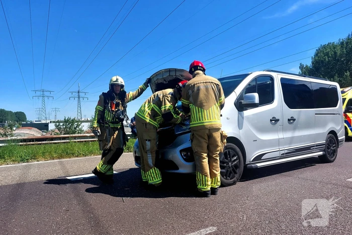 Personenauto en bestelbus klappen op elkaar