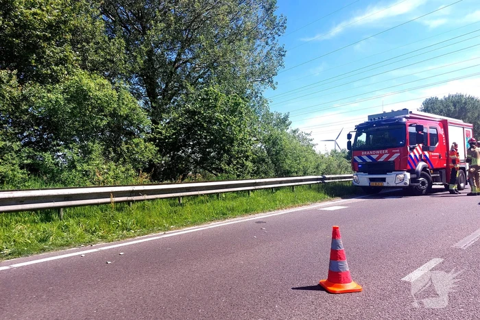 Personenauto en bestelbus klappen op elkaar
