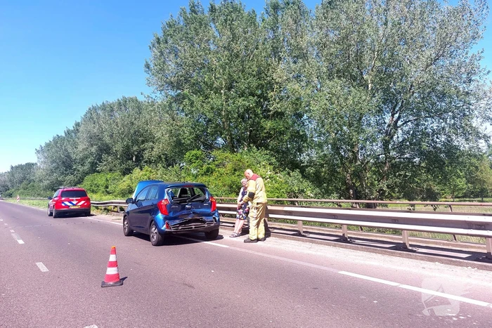 Personenauto en bestelbus klappen op elkaar
