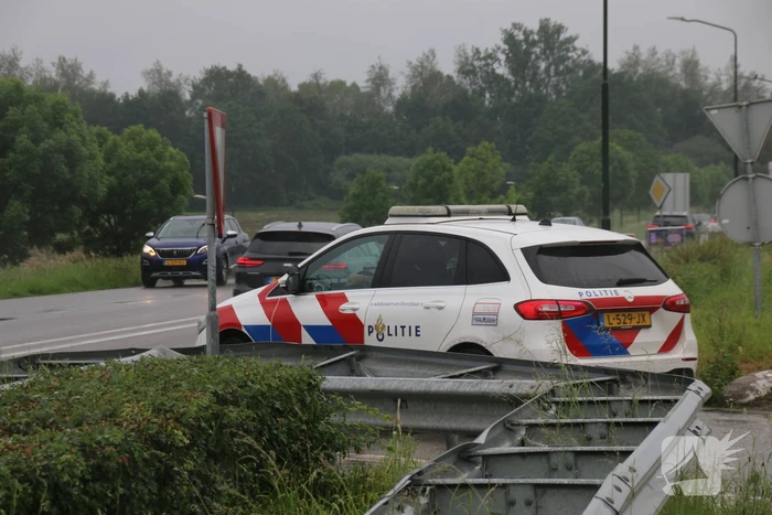 Bestuurder nagekeken door ambulancepersoneel na mogelijk ongeval