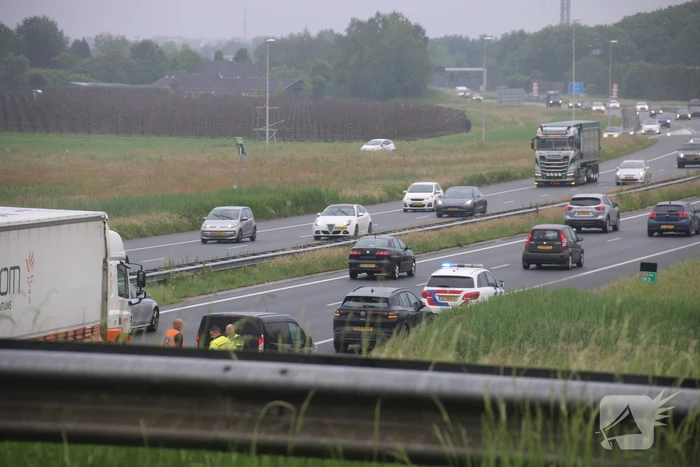 Bestuurder nagekeken door ambulancepersoneel na mogelijk ongeval