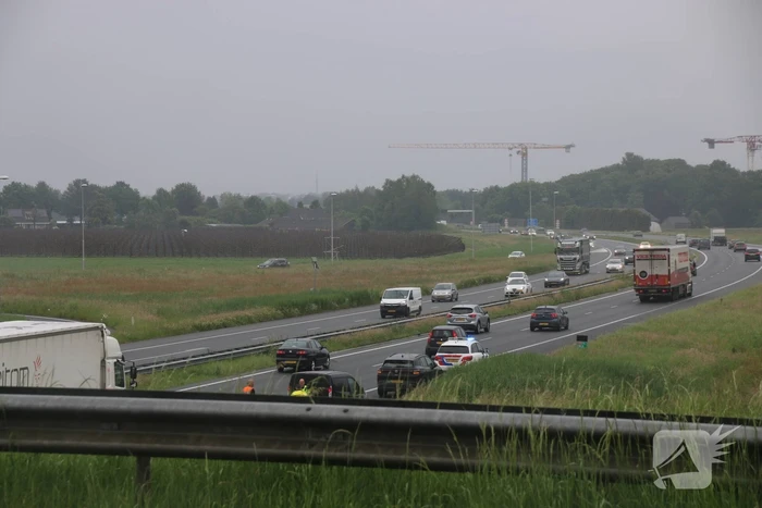 Bestuurder nagekeken door ambulancepersoneel na mogelijk ongeval