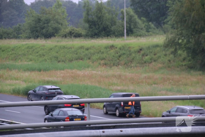 Bestuurder nagekeken door ambulancepersoneel na mogelijk ongeval