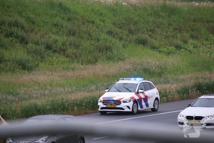 Bestuurder nagekeken door ambulancepersoneel na mogelijk ongeval
