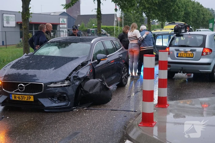 Veel schade bij frontale aanrijding tussen twee voertuigen