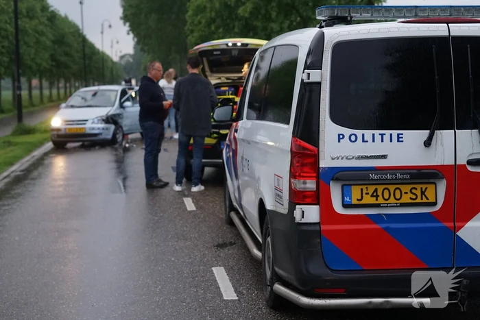 Veel schade bij frontale aanrijding tussen twee voertuigen