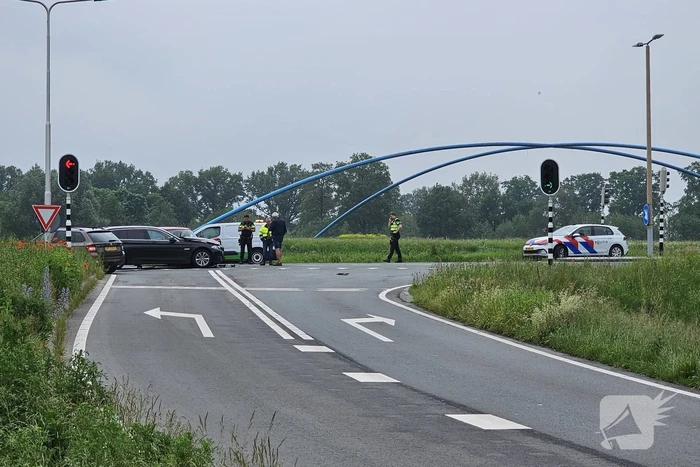 Twee voertuigen botsen op net geopende weg