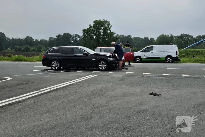 Twee voertuigen botsen op net geopende weg