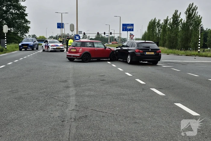 Twee voertuigen botsen op net geopende weg