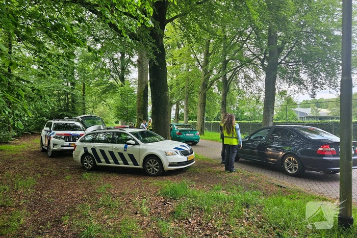 Automobilisten van de weg voor verkeerscontrole