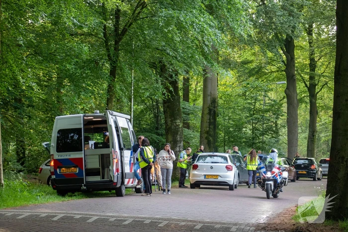Automobilisten van de weg voor verkeerscontrole