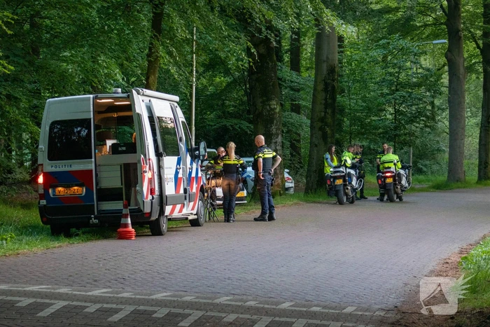 Automobilisten van de weg voor verkeerscontrole