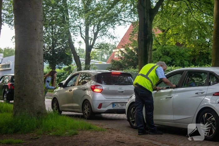 Automobilisten van de weg voor verkeerscontrole