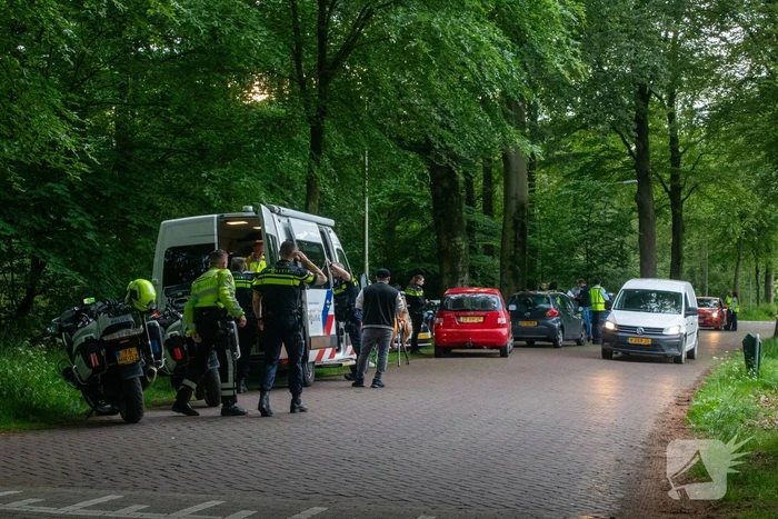 Automobilisten van de weg voor verkeerscontrole