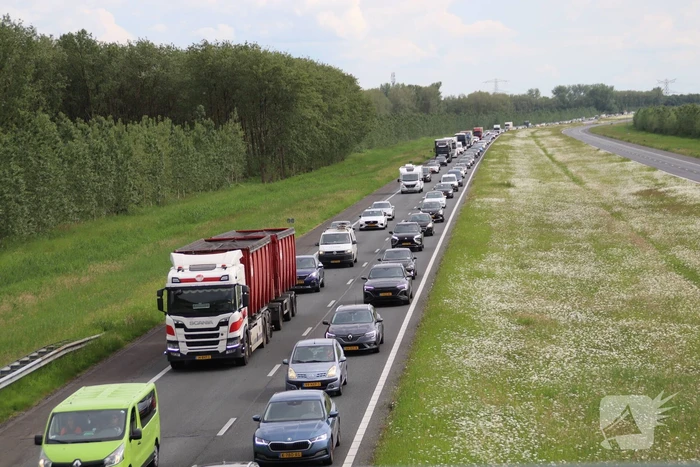 Flinke file na mogelijk voertuig te water