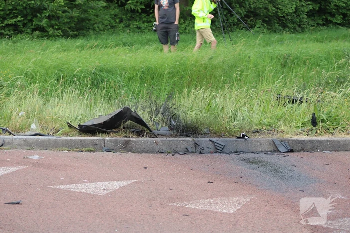 Bestelbus belandt in sloot na botsing met auto