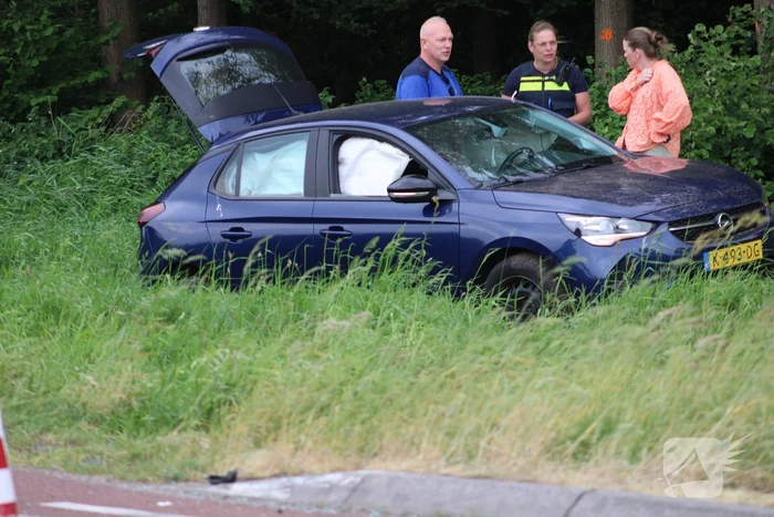 Bestelbus belandt in sloot na botsing met auto