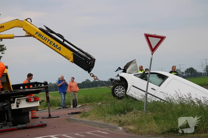 Bestelbus belandt in sloot na botsing met auto