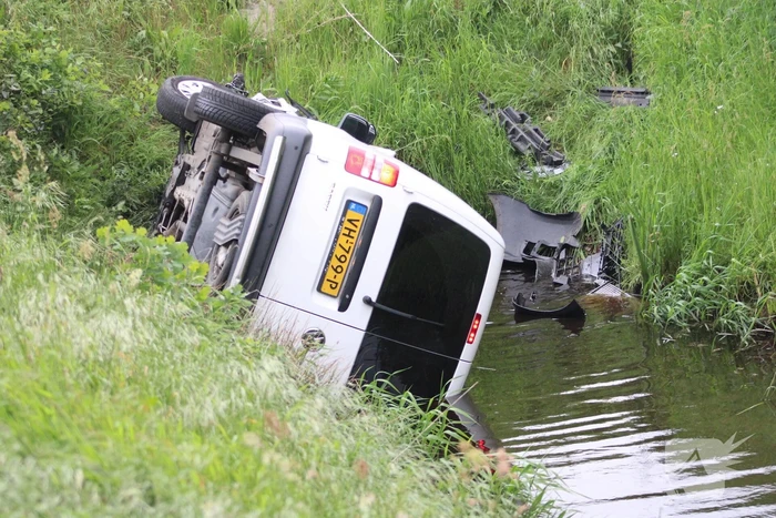 Bestelbus belandt in sloot na botsing met auto